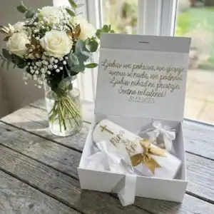 Perspnalizirani poklon set za vjenčanje standard svijeća krunica s imenom i bočica za svetu vodu