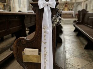 Hvalospjev ljubavi dekoracija za crkvu na satenskim trakama
